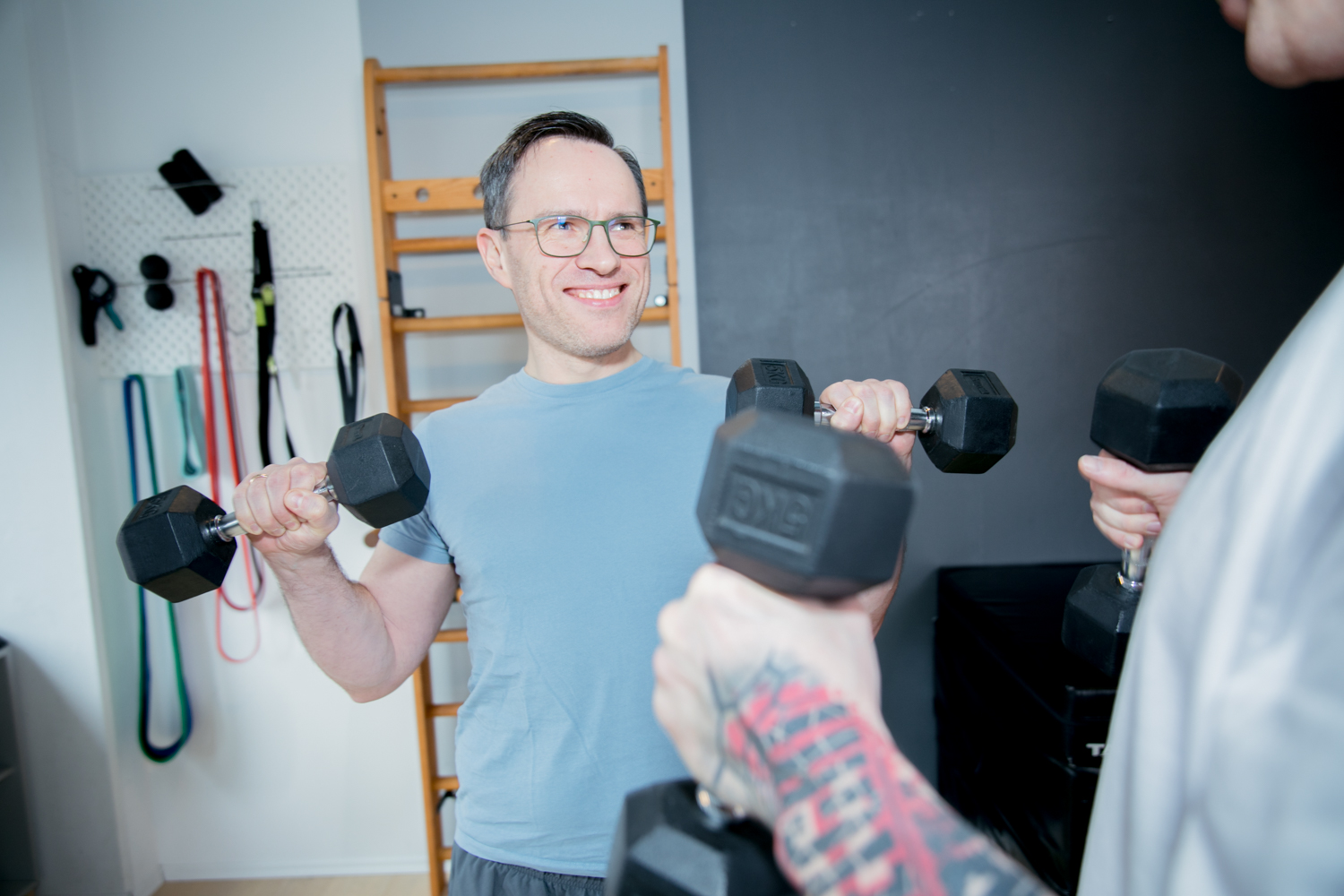 Personal Training mit Kurzhanteln im Studio von Matze Trunk in Bonn