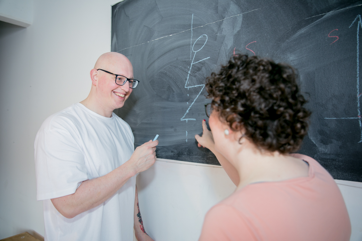 Coaching: Matze erklärt Bewegungsmuster an der Tafel